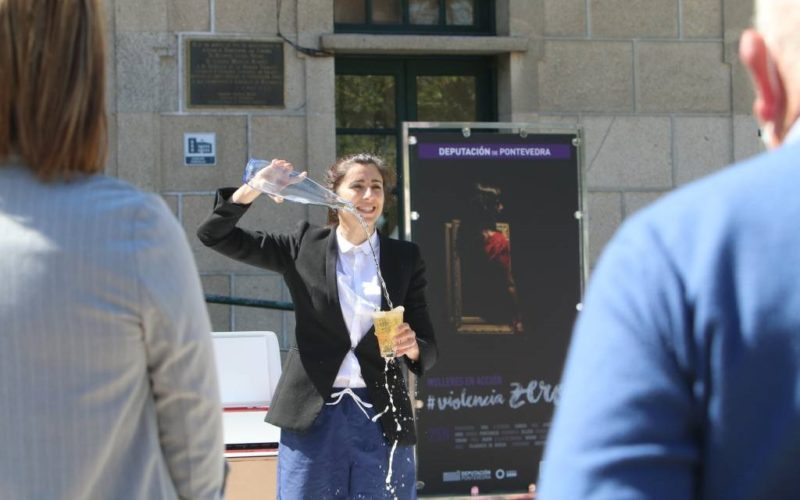 A artista Laura Villaverde estremece Redondela cunha performance contra a violencia machista