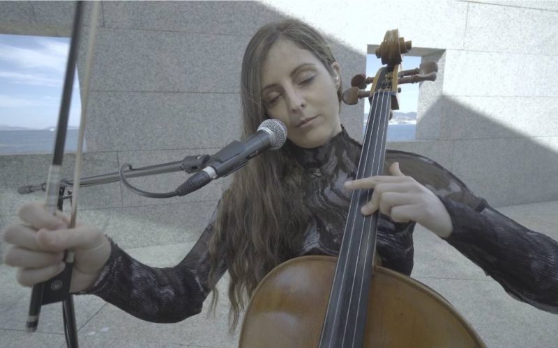 A violonchelista Margarida Mariño converte en canción os versos de Xela Arias