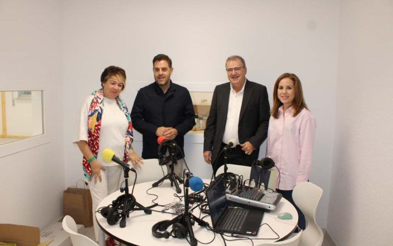 A Xunta de Galicia inviste preto de 40.000€ na sala de radio do CEIP O Couto