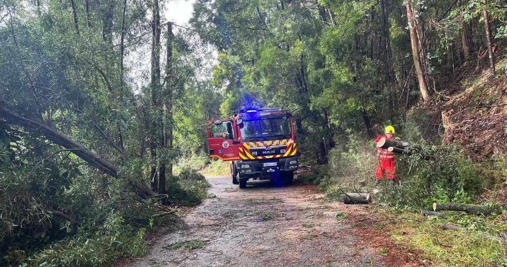 Bombeiros de Ponteareas atenden máis de 100 servizos polo paso do furacán Kirk