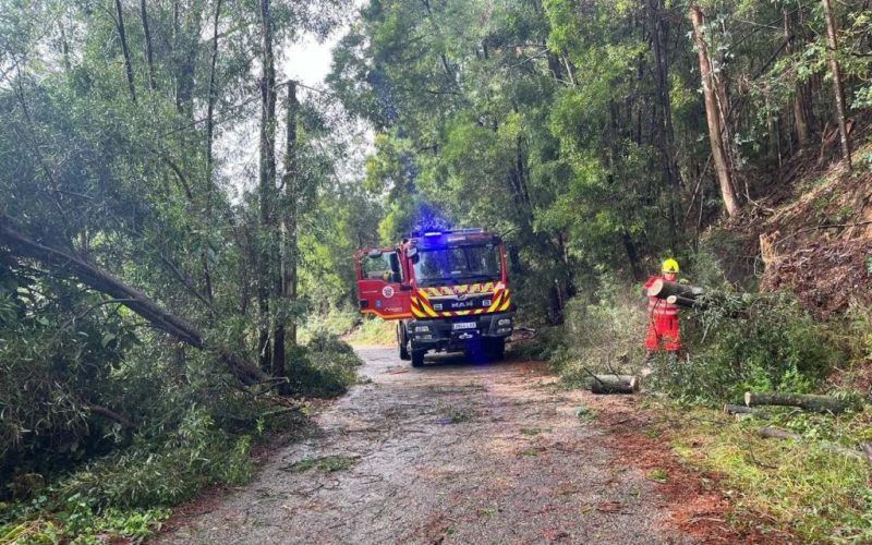 Bombeiros de Ponteareas atenden máis de 100 servizos polo paso do furacán Kirk