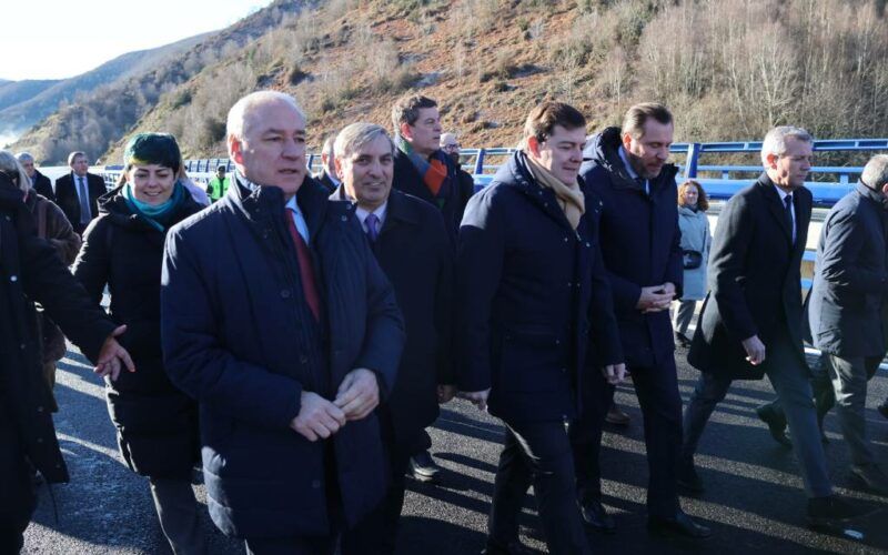 O ministro de Transportes inaugurou os novos viadutos do Castro da A-6