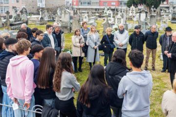 Tradicional ofrenda floral no cemiterio de San Francisco en Ourense