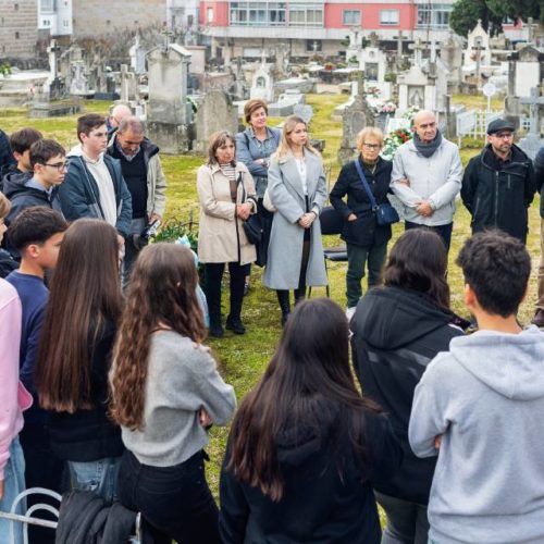 Tradicional ofrenda floral no cemiterio de San Francisco en Ourense