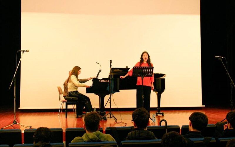 O alumnado do IES Val do Tea aprende historia a través da zarzuela